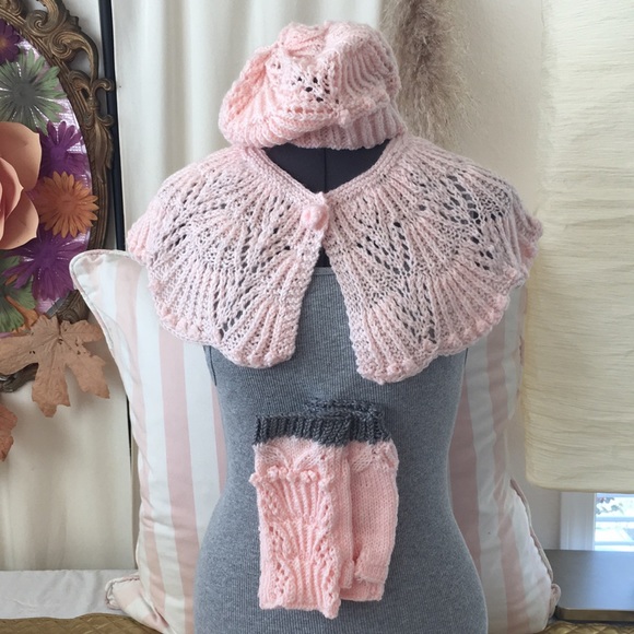 Elegant decorative collar round yoke with classic hat and finger less mittens - Picture 2 of 10